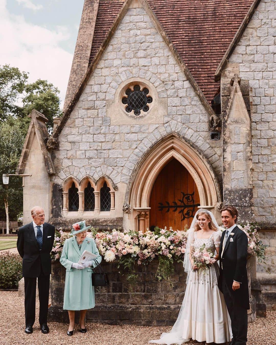 25ansウエディングさんのインスタグラム写真 - (25ansウエディングInstagram)「英国王室のベアトリス王女が結婚👰💕  現地時間7/17にウィンザーの教会で行われたエドアルド・マペッリ・モッツィとの結婚式✨  新型コロナウイルスの影響で延期になっていた式は、ソーシャルディスタンスを意識した少人数の式に⛪️  注目のウエディング・ドレスはエリザベス女王から借りたヴィンテージドレス。ティアラはエリザベス女王が1947年の自身の結婚式で着用した「クイーンズ メアリーズ フリンジ ティアラ」でした💫 ・ Photo Getty Images ・ #25ansウエディング #25answedding  #ウエディング #ウェディング #結婚 #wedding #bridal #花嫁 #プレ花嫁 #結婚式 #ベアトリス王女 #princessbeatrice #エリザベス女王 #queenelizabeth」7月19日 10時58分 - 25answedding