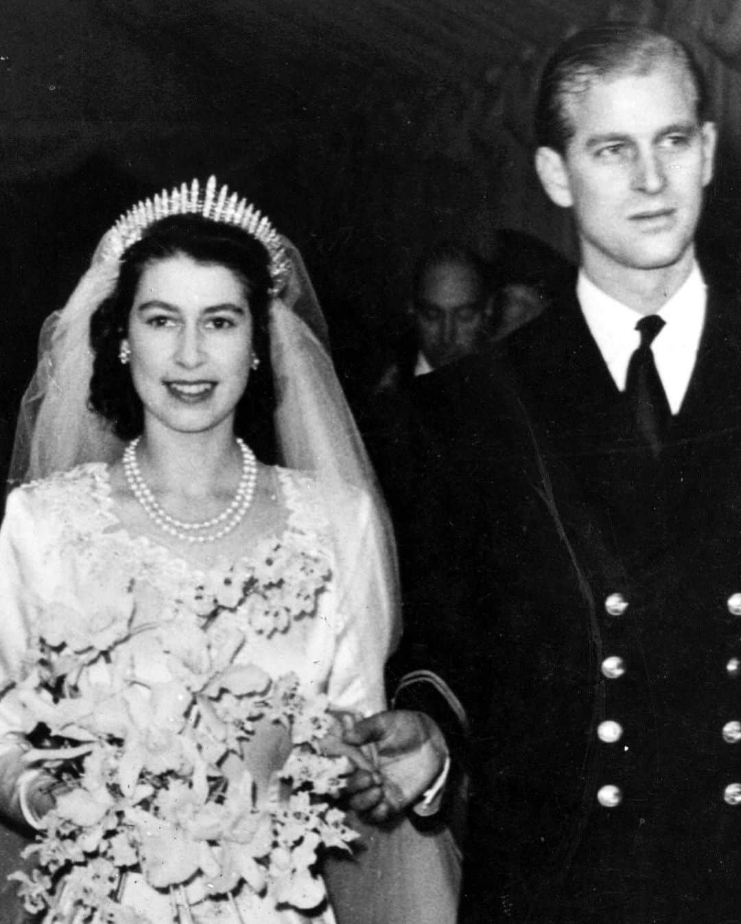 25ansウエディングさんのインスタグラム写真 - (25ansウエディングInstagram)「英国王室のベアトリス王女が結婚👰💕  現地時間7/17にウィンザーの教会で行われたエドアルド・マペッリ・モッツィとの結婚式✨  新型コロナウイルスの影響で延期になっていた式は、ソーシャルディスタンスを意識した少人数の式に⛪️  注目のウエディング・ドレスはエリザベス女王から借りたヴィンテージドレス。ティアラはエリザベス女王が1947年の自身の結婚式で着用した「クイーンズ メアリーズ フリンジ ティアラ」でした💫 ・ Photo Getty Images ・ #25ansウエディング #25answedding  #ウエディング #ウェディング #結婚 #wedding #bridal #花嫁 #プレ花嫁 #結婚式 #ベアトリス王女 #princessbeatrice #エリザベス女王 #queenelizabeth」7月19日 10時58分 - 25answedding