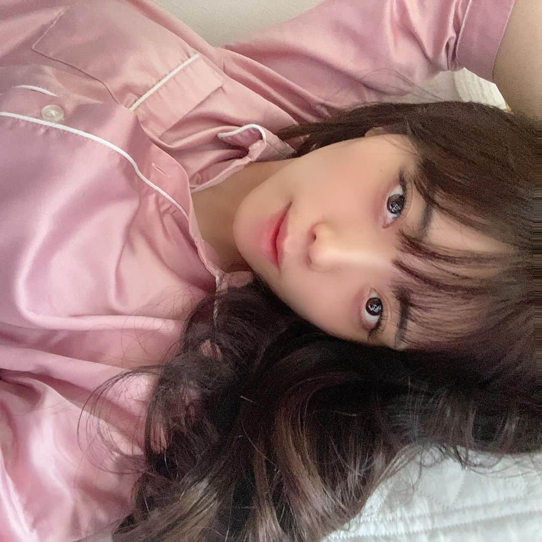 のインスタグラム：「🥀 おはよう… やっと身体が目覚めました😪  先日、 @rillee_on さんで 人生初のソニックフィットをしてきました‼︎ ソニックフィットはハイフの進化版🎊 ハイフと違って全然痛くない！ 私は即寝してましたw  効果は2〜3週間後で ハイフより持続性があるから 今から楽しみ🥰  さらに定期的に通うと 顔がどんどん小さくなるらしいので こまめに通いたいと思います🥳  #リリーオン　 #ソニックフィット  #小顔　#小顔効果 #ハイフ　#銀座」