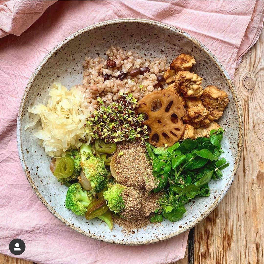 MiChiさんのインスタグラム写真 - (MiChiInstagram)「My beautiful sister and one of my favorite human beings on this Earth was diagnosed with stage 4 breast cancer last Year. After some thought, She decided to start sharing her healing journey through her page, in the hopes that it may help someone in a similar situation (or really anyone longing to make a shift to a healthier lifestyle).  She has always been a bit of a badass, strong, and determined when she puts her mind on something. This time is no different, she is learning to be vulnerable as she embarks on a journey of self love and self care and using this opportunity to go within.  I admire her positivity through it all and I know that through her own healing, she’ll be able to help others do the same. Check out her page to learn her story, get helpful tips on nutrition and see some gorgeous pics of the English countryside (and the odd pic of the cutest cows here and there 🐮🖤). . #Repost @mokosellars with @get_repost ・・・ Good morning ❤️  Just sharing one of my fave pic from this mornings Sun rise walk.  . I started #sunrisewalk when the lock down started few months ago because everyone was telling me to not go out and stay in to protect myself. I didn’t think that would be healthy for me (and I’ve never liked to do what I was told 😅😆) so I started getting up early and going for walks before people started coming out.  . I never really liked just going for walks, I thought it was waste of time and it was something I did to get somewhere.  . I love it now as you can probably tell.  . Something magical about being out while everyone is still a sleep, and the air feels fresher too.  . I hope my nature pics on my stories have helped people during locks especially people in cities who couldn’t get to much nature. 😁 . While I try to heal myself and try lots of different things, somethings you just know are helping you and this walk is one of them so I will def carry this on as long as I can 💪❤️ . Have a beautiful day!  Big love Moko x . . . . . . . #cleyhill#frome#nature#naturephotography#healingjourney#cancerjourney#earlymorning#earlymorningwalk#lovenature #morningwalk#selfcare #selfcareeveryday #selflove#healthylifestyle#healthyliving#meditation#cancer」7月19日 11時07分 - michimadness