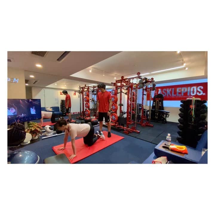 中村果生莉のインスタグラム：「🙋‍♀️ . . お尻トレーニング😊  柔軟系スポーツあるあるかもしれませんが、色々可動域が広く、通常のフォームだと全く効かなかったり、違う所に効いちゃうことがよくあります😭  でもそれを把握してくれてて、その都度、ちゃんと効いてるか確認してからSTARTしてくれるからありがたい🤗✨  そしてトレーニング強度あげるために、現役の頃に使ってトレーニングしてた足に付ける重り持参！🤭  片足、1kgずつ✨  @asklepios_studio  . . #パーソナルトレーニング #パーソナル #ジム #gym #肉体改造 #ダイエット #diet #training #お尻 #尻トレ」