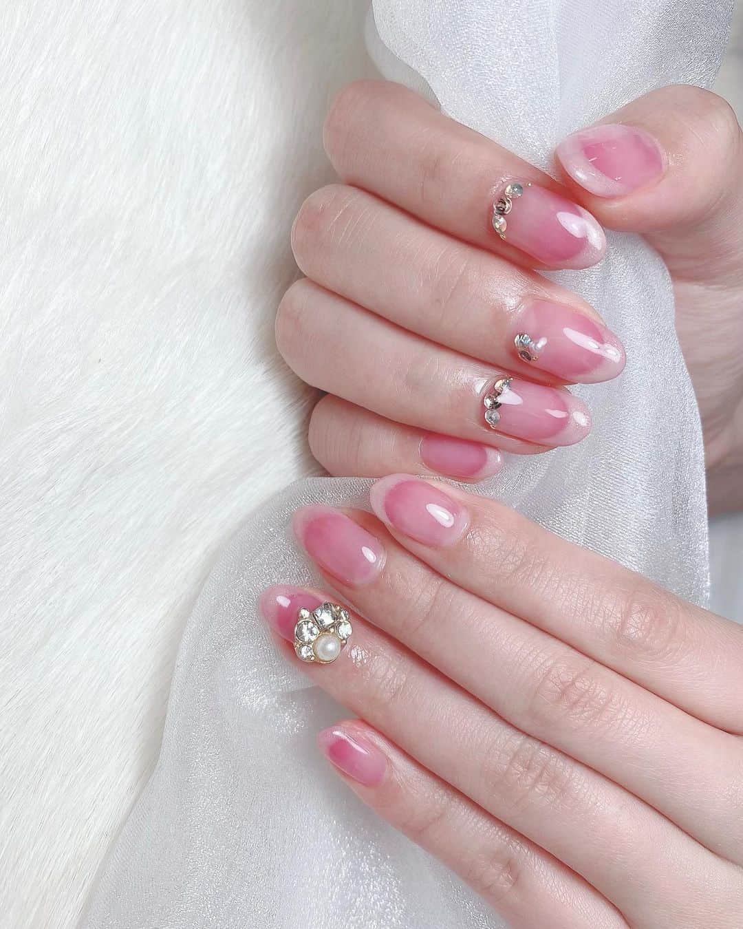 のインスタグラム：「.﻿ New Nail💅🏻💕﻿ ﻿ @greem.n さんでNew Nail💅🏻﻿ 久しぶりのキラキラ〜🌟﻿ かわいくてずっと見てられる🥺💓﻿ 定額サンプルもかわいすぎて次回は﻿ どんなデザインにしようかもう迷っていました💓笑﻿ ﻿ 最後に手の #スクラブ もしてもらって﻿ つるつるぴかぴかに👼🏻💓﻿ 初回は2000円引きなのでかなりお得❤️﻿ #greemnail #グリームネイル #💅🏻﻿」