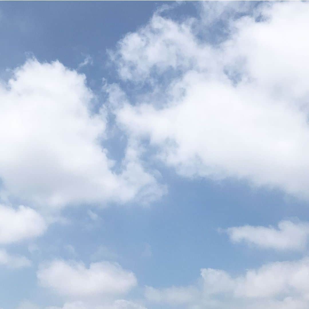 Michikoさんのインスタグラム写真 - (MichikoInstagram)「_______ HAPPY SUNDAY💙✔️ . やった、青空だー！と思ったら、 今はもう薄雲がかかってる☁️☁️☁️ . でも、束の間のお洗濯日和だから良しとする👍🏻 充実した日曜日を❤︎ . . #skyoftheday  #rainyseason  .」7月19日 11時24分 - michiko.jp