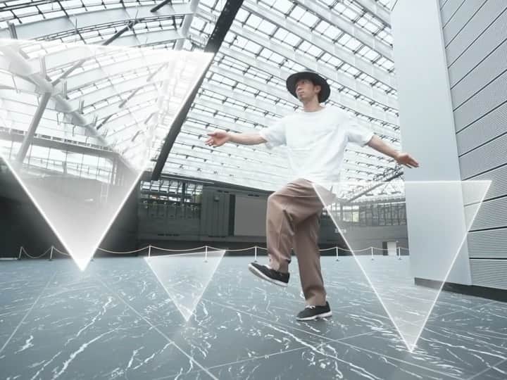 のインスタグラム：「Shape Animation × Animation Dance ・ ・ ・ ・ ・ 🎧Conro “All Eyes On Me” ・ ・ ・ ・ オモシロイことイッショにしたい方、お待ちしています。 ✂︎−−−−−−−−−−−−−−−−−−−−−− #AIRFOOTWORKS #popping #animationdance #motiongraphics #motiondesign #motionvfx #aftereffects #artofvisuals #エアフットワークス #シェイプアニメーション #モーショングラフィックス」