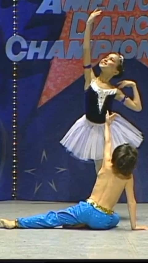 ミコ・フォガティのインスタグラム：「Since you loved the photo, here is the video!  I was 8 years and my brother was 6 😂 . Staged by @ayakoschoolofballet」