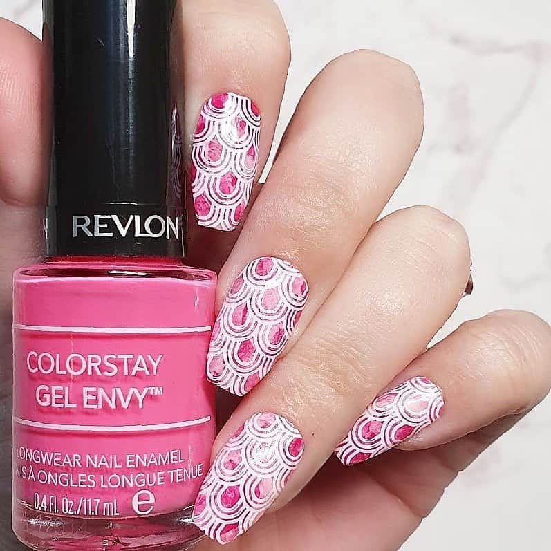 Revlonさんのインスタグラム写真 - (RevlonInstagram)「A little bit of #ColorStay #GelEnvy Longwear Nail Polish goes a long way—like up to 7-days-of-wear long 💅 @Happygopolished created gorgeous #nailart with the shade Hot Hand (120).」7月19日 11時32分 - revlon