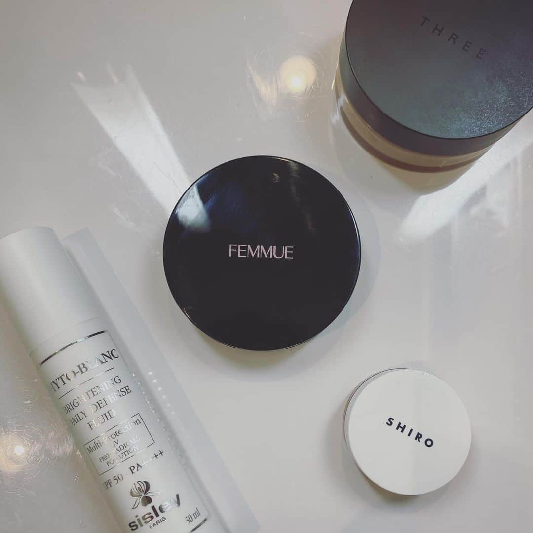 畑野ひろ子のインスタグラム：「最近の、ベースメイクはこのセットで💄  @sisleyparisofficial デイリーディフェンスで紫外線対策。 @femmue_japan のエバーグロウクッションファンデで肌づくり。艶感を残しつつ軽い仕上がりなのがすごく好きです。パタパタと抑えるように塗るだけなので時短です！ @shiro_japan で頬など艶を足したいところへ。 @threecosmetics の、ルースパウダーのグローで軽ーくおさえて出来上がりです。」