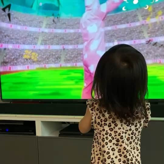 星野光正のインスタグラム：「今日の朝飯は、昨日の出勤前に漬けに仕込んどいたマグロと薄味に味付けしといたトロロで丼に。  マグロの食感が漬ける事でねっとりもっちり♪ 甘しょっぱくて美味かった♪  そのあと娘がお気に入り楽曲でダンス披露w  レディーっゴーっ！が絶妙w  #プロダーツプレイヤー #ダーツインストラクター #ダーツ #星野光正 #星野飯 #三児のパパ #アラフォーパパ #料理好き #朝食」