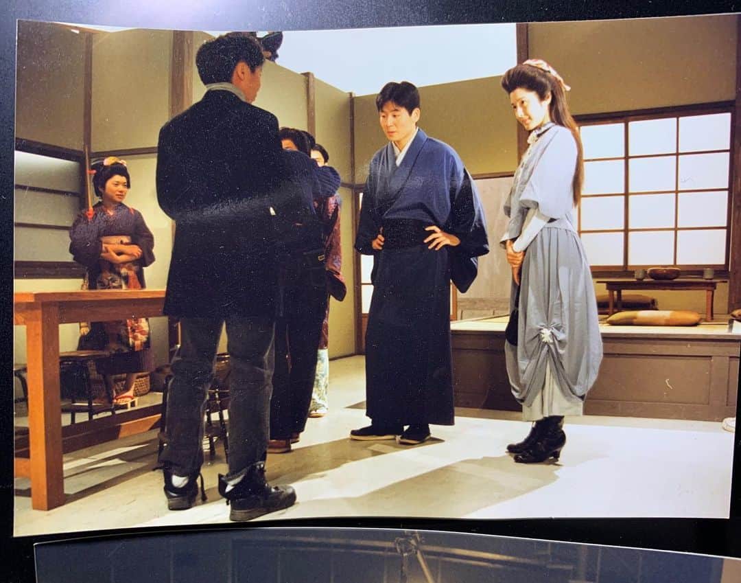 のインスタグラム：「初演出はアニメではなくドラマの授業だったのですが、これはその時のスチル写真。担当講師の先生の計らいで水野真紀さんが参加してくれたのですが、大変貴重な経験をさせていただきました。ちなみに黒いジャケットを着て背を向けてる乗るのが僕です。」