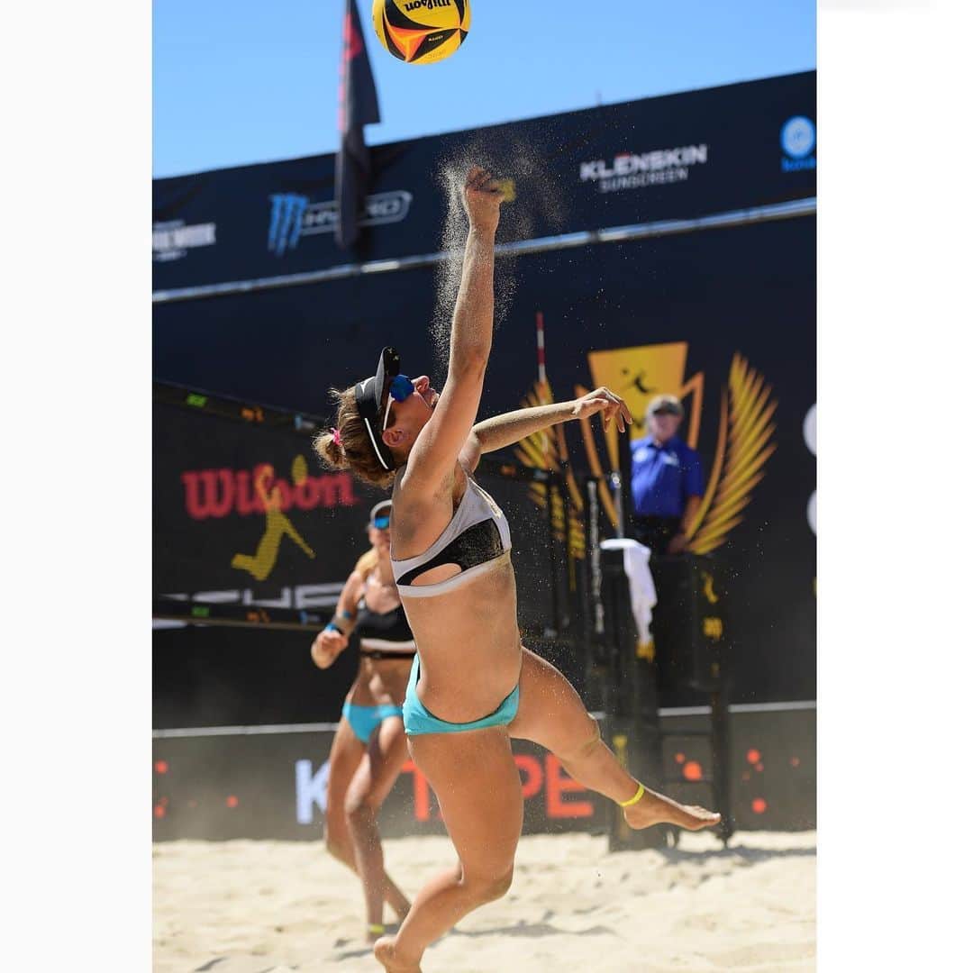 エイプリル・ロスのインスタグラム：「Way more adrenaline than I was expecting out there today!⚡️ So stoked to be back competing on the AVP! We miss the fans, but the site is AWESOME, the protections are extensive 🙏🏼 and the music is still loud! 🥳   Got two big W’s today, thanks in large part to @alixklineman’s blocking 💪🏼 and we get to move on to the SEMIS tomorrow which means the oppprtunity for more kills worth $5 each for @starlingsvolleyballusa and @uncf!   If you haven’t entered our GIVEAWAY yet, join us in donating to these orgs and send the receipt to aprilrossbeach@gmail.com to be entered to win some GOOD swag! 👊🏼  Make sure you tune in LIVE tomorrow on Amazon Prime and to the finals on NBC at 1:15 PST #AVPChampionsCup #Sports #LiveSports #Volleyball  📸: @shoot802 ✨」