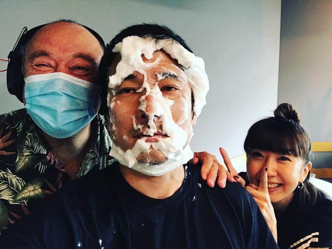 井手大介のインスタグラム：「誕生日を #lazy897 のカックル父ちゃんとマヤちゃんに祝ってもらえて感無量です。リスナーの方からの素敵なプレゼントもありがとう！lazyチームのプレゼントはパイ投げ、、、」