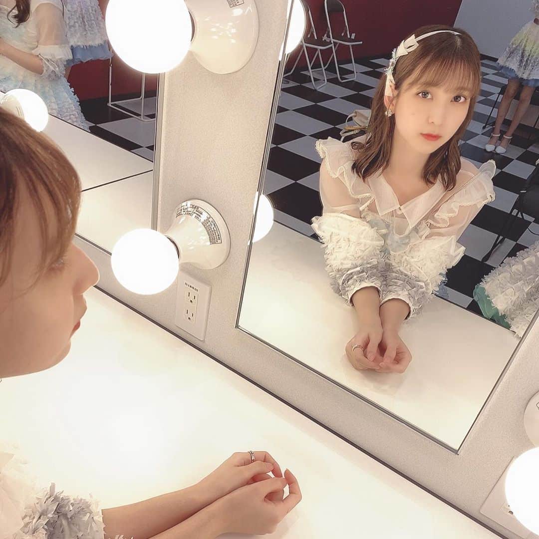 松岡菜摘のインスタグラム：「. . 新しい劇場の楽屋 床と壁はちょっと意味わからんデザイン🙂😐🤭失礼 .」