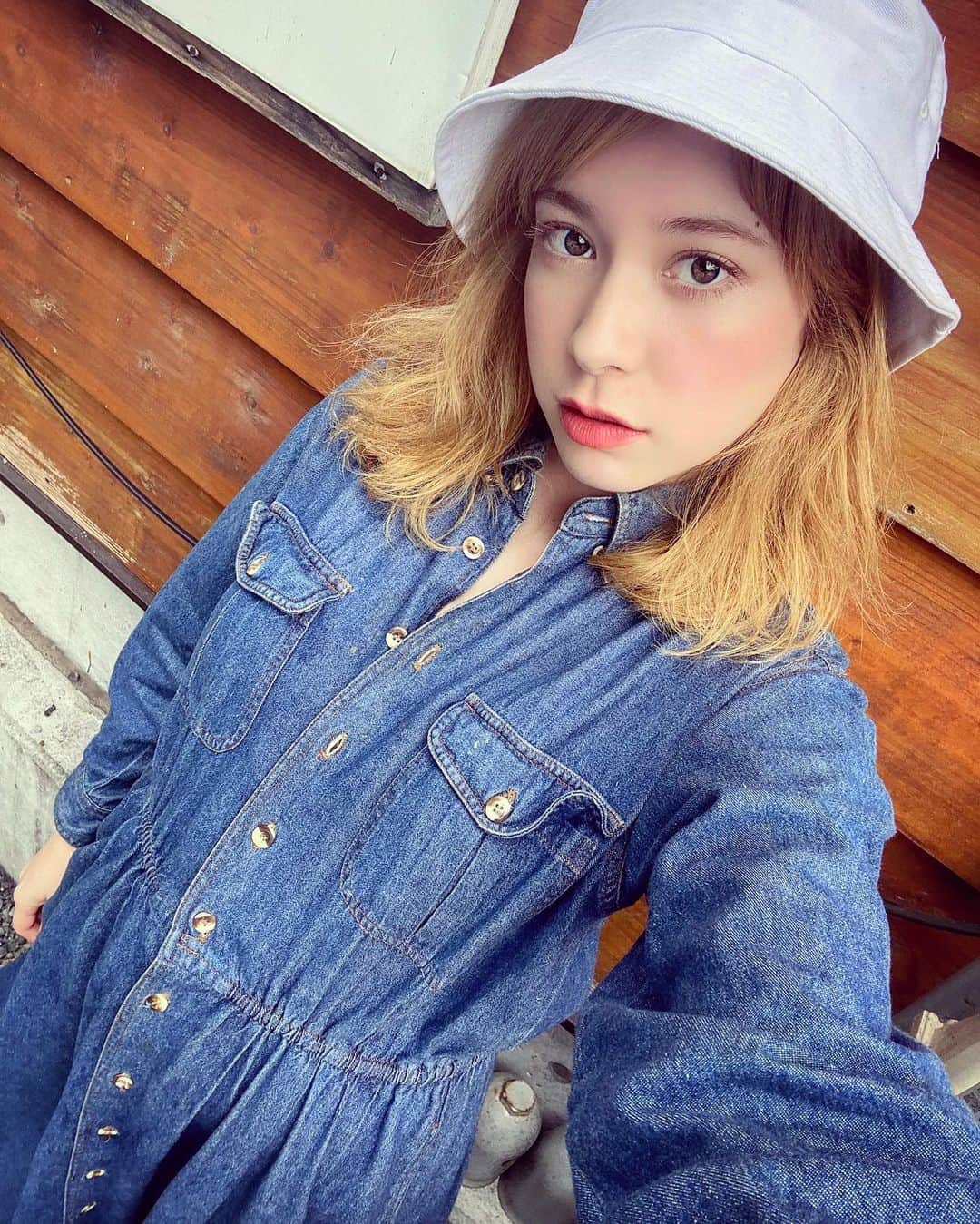 のインスタグラム：「最近涼しいから秋服着てる😂🍂白い帽子がかろうじて夏🌞🍉  悲しい苦しい寂しい怖い悔しい恋しい色んな気持ちがあるけど、記憶を大切に、そばにいる人たちを大事に、明るく前向きに生きていこう。  #お洒落さんと繋がりたい #お洒落女子 #コーデ　#コーデ記録 #bbq #バーベキュー　#バーベキューコーデ #古着　#古着コーデ #古着好きな人と繋がりたい #デニム　#ワンピース　#ワンピ　#デニムコーデ #デニムスカート #デニム好き #ハーフ　#メイク #金髪女子 #秩父　#rip #三浦春馬　#163cm #160cm #ワンピース大好き #ニム #゙りたい #゙あるけど #好きな人 #゙かろうじて」