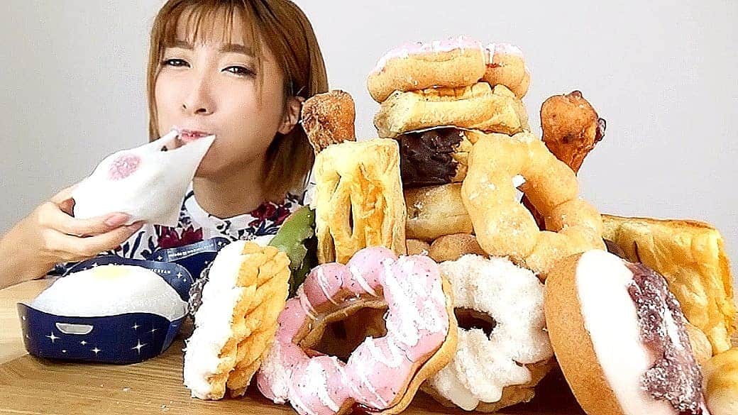 石関友梨のインスタグラム：「YouTube★ミスドのおもちドーナツ全種類をびょーーん！  #プロフィールからYouTubeに飛べます #ミスド #ミスタードーナツ #大福ドーナツ #もち #ドーナツ #スイーツ #大食い #期間限定 #ポンデリング #テイクアウト #ミスドの思いド #いちご #レモン #大福 #びょーーん」