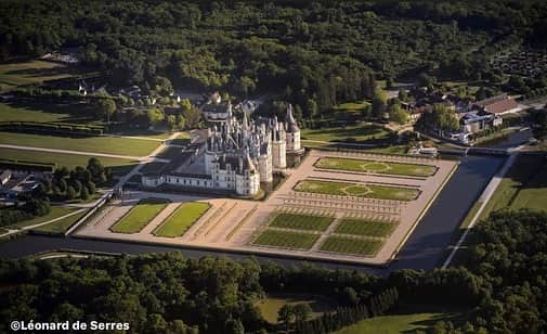 フランス大使館さんのインスタグラム写真 - (フランス大使館Instagram)「【フランスの風景🌄】フランソワ1世の命令により狩猟目的で造られたシャンボール城はロワールで最も大きな城です。その歴史は500年前まで遡ります。両端から登れる有名ならせん階段はレオナルド・ダ・ヴィンチによって構想されたと言われており、城の公園はヨーロッパで最大規模を誇ります。第二次世界大戦中はパリの美術館の多くの芸術作品を戦火から守ったシャンボール城。現在でも毎年小説家を呼び朗読会が開かれたり、芸術家のレジダンスや音楽祭の場所として使われています🇫🇷文化を愛する人々の誇りの象徴でもあるお城なんですね🏰✨」7月19日 12時18分 - ambafrancejp