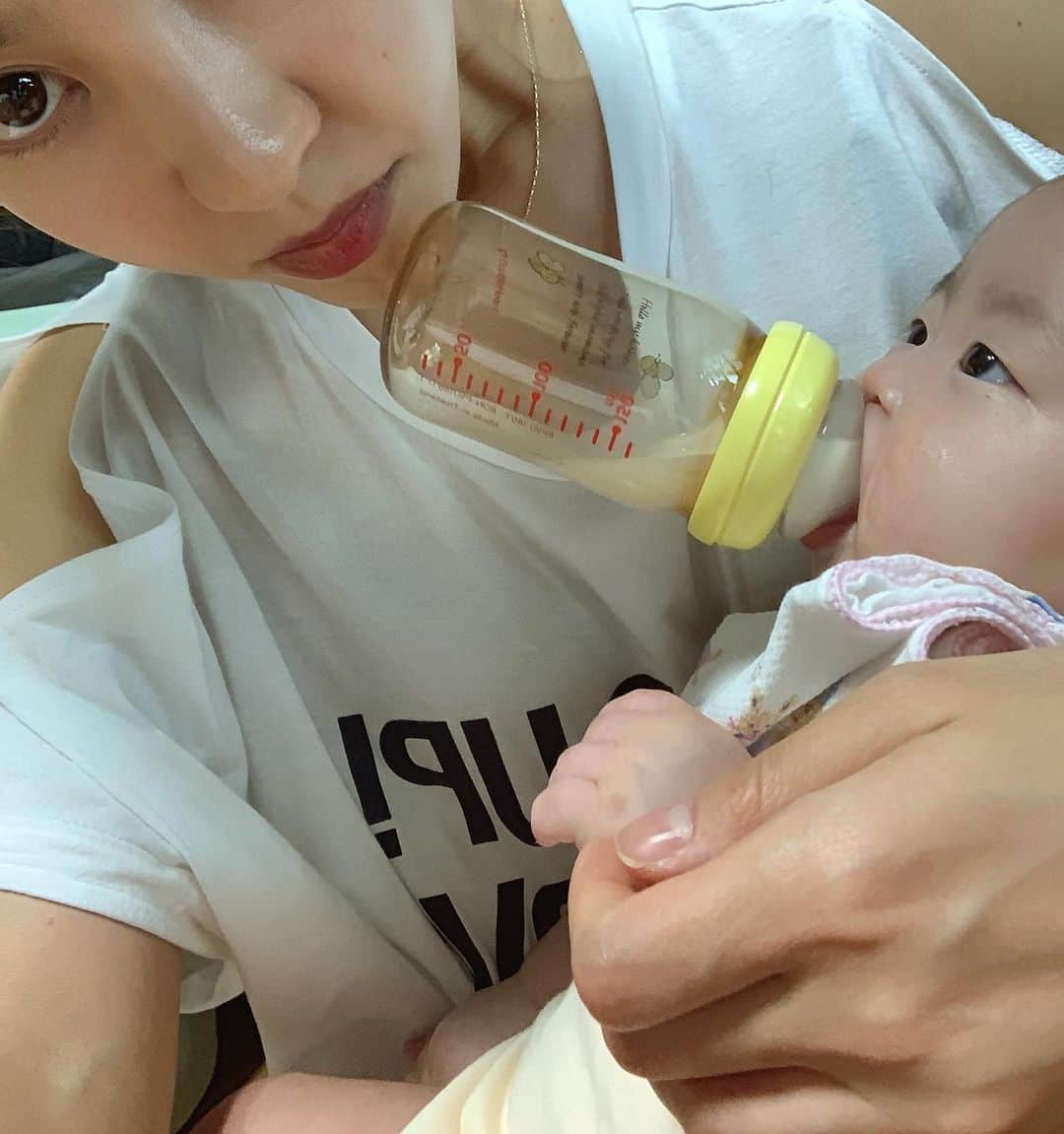 イ・ユンジのインスタグラム：「이자세 해본사람 손👋 #공감손번쩍#분유수유시#머리카락이마에날릴때#코옆이가려울때 그리고 #지금의우리를남기고싶은데찍어줄사람이없을때 #내턱을이렇게쓰다니#고마워엄마」