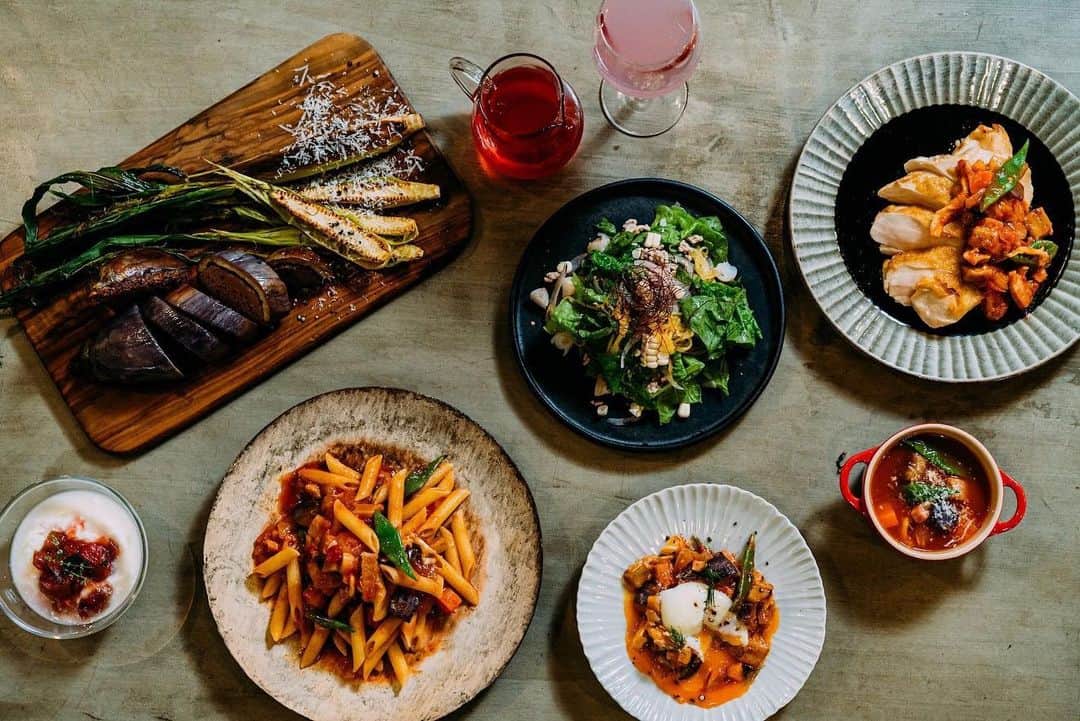 CRAZY KITCHENのインスタグラム：「【レシピ付き食材セット第二弾】﻿ ﻿ レシピ付き食材セットの第二弾を公開しました。今回は暑くなってきた夏を楽しむレシピになっています。﻿ ﻿ 前回の食材セットのレシピと、ご購入いただいたお客様が送ってくださった料理写真、現時点の寄付実績をHPのコラムにアップさせていただきました。よろしければご覧ください。﻿ ﻿ https://crazykitchen.jp/colmun/2639/﻿ ﻿ ここ数日、新型コロナウイルスの新規感染者数が東京を中心に増加傾向にありますが、引き続きCRAZY KITCHENとしてできることをやっていきます…！﻿ ﻿ ※レシピ付き食材セットの第二弾は、TOPページよりご覧いただけます。﻿ ﻿ Photo by @photototo.10」