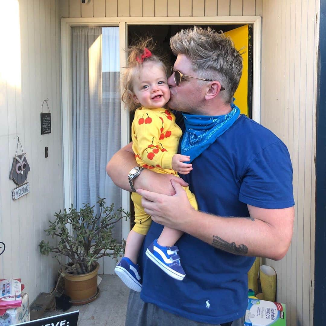マイケル・グラント・テリーのインスタグラム：「Happy Saturday. From one sweet pea to another.」