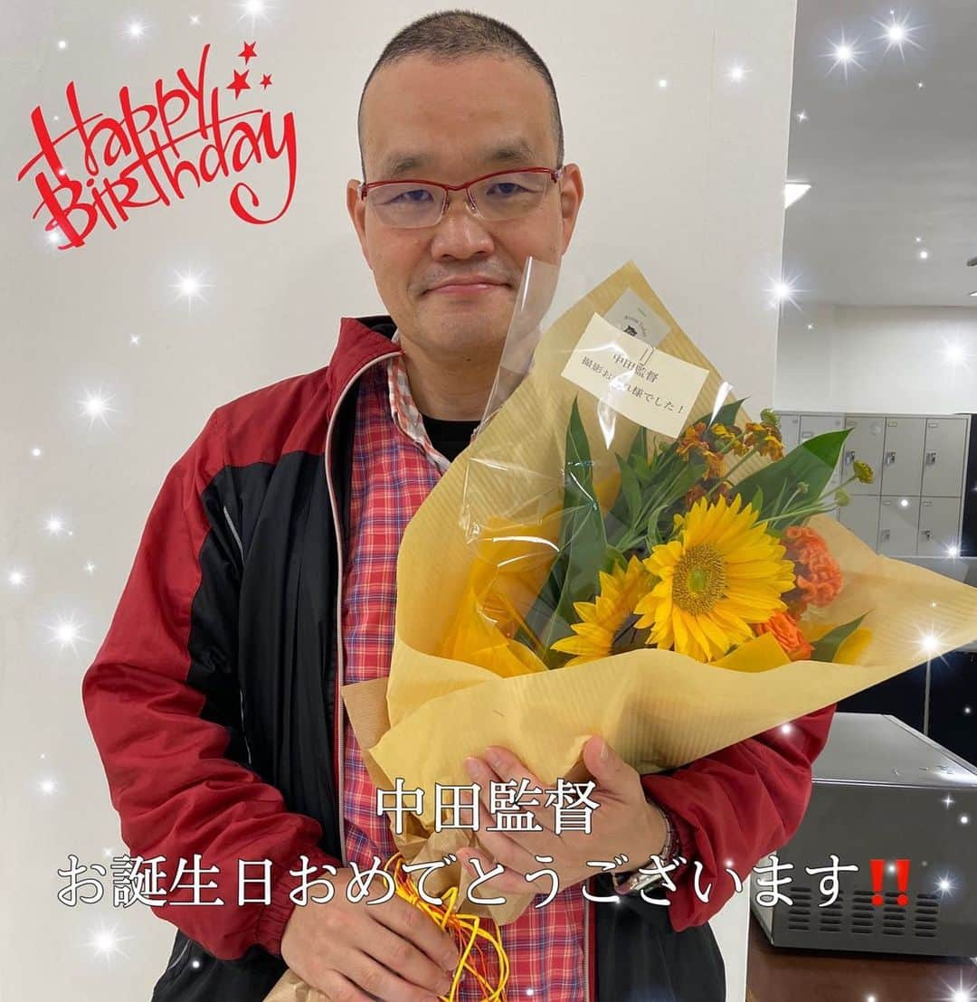 リモートで殺される【公式】のインスタグラム：「. \🎉HAPPY BIRTHDAY🎉/  本日7月19日は #中田秀夫 監督のお誕生日です!!  撮影中もキャスト・スタッフ一人一人と 真剣に向き合ってくださった監督🌿  中田監督にとって 素敵な1年になりますように🧚‍♂  #日テレ#リモートで殺される #リモートドラマ#リモ殺 #リアルタイムミステリー #お誕生日#おめでとうございます」