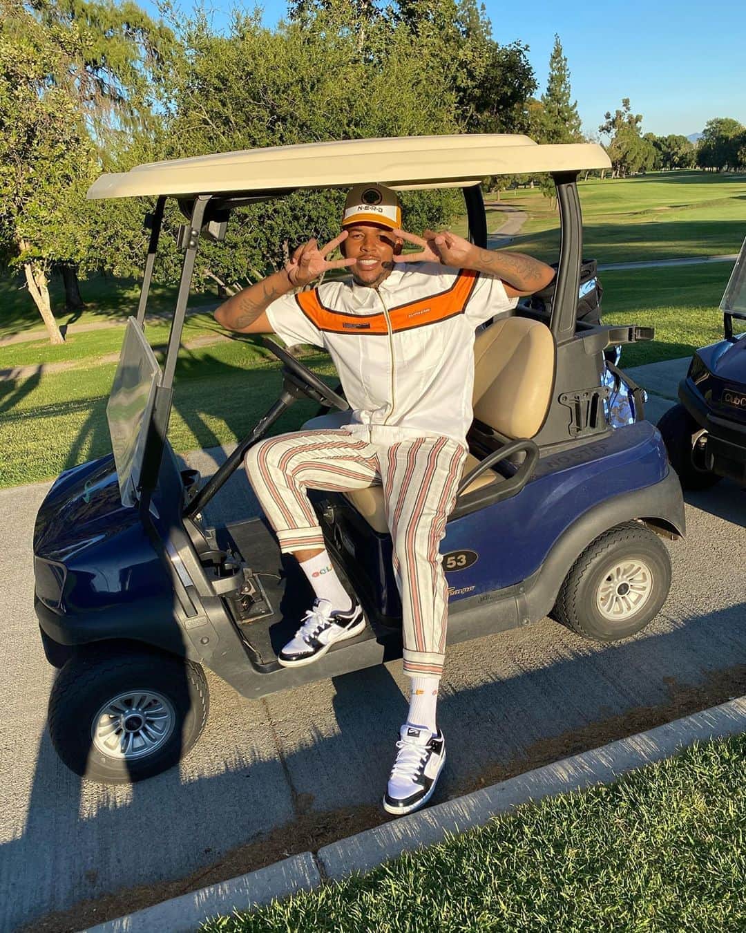 ニック・ヤングのインスタグラム：「Golf night with the homies」