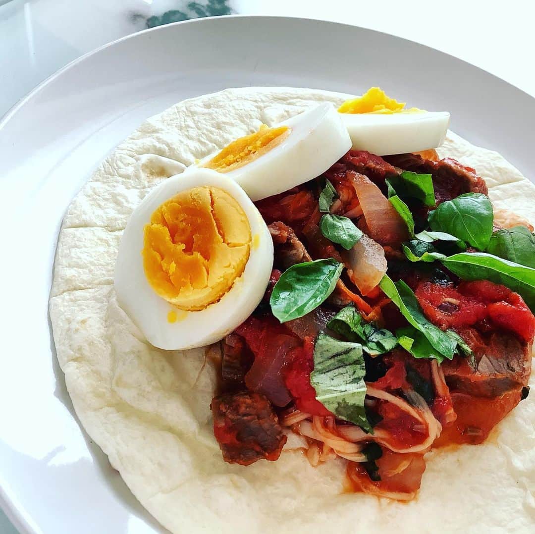 間々田佳子のインスタグラム：「メキシコ🇲🇽に住んでいた頃を思い出し、なんちゃってタコス🌮  栄養のことはよく分からないが… 朝から牛をお湯で煮込み 一度洗って トマトで煮込み ベランダで育てたバジルを添えてみた…  タコスの本でもだそうかな…笑笑 タコスにも 小麦粉ととうもろこしと2種類あり 最近はスーパーで売ってるから楽ちん。昔は良く皮から作っていました。  お店で食べるより ヘルシーで美味しい🍀 一枚でお腹もたまる 食べすぎ要注意  #間々田佳子 #メキシコ🇲🇽料理  #昔メキシコのババカルフォルニアの下に住んでいた #ダイエットメニュー  #ダイエット日記」