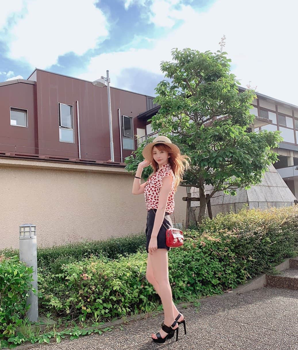 愛川みれいさんのインスタグラム写真 - (愛川みれいInstagram)「風が凄く気持ち良かった🥰🥰.  帽子とスカート風ショートパンツは @selectshop.ecrea   ハートのtopsは @mone.shops   だよん❤️❤️❤️ . . #港区#六本木#キャバクラ#キャバ嬢 #fashion#ファッション#愛川みれい #コーディネート#セレクトショップ」7月19日 12時46分 - mirei.aikawa