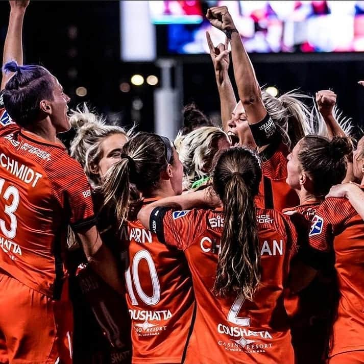 ソフィー・シュミットのインスタグラム：「What a night. 🧡 Moving on the semi-finals with this bunch. 🤘🏼 . #DashTFOn #holditdown #NWSL #nwslchallengecup #Houston #houstondash」