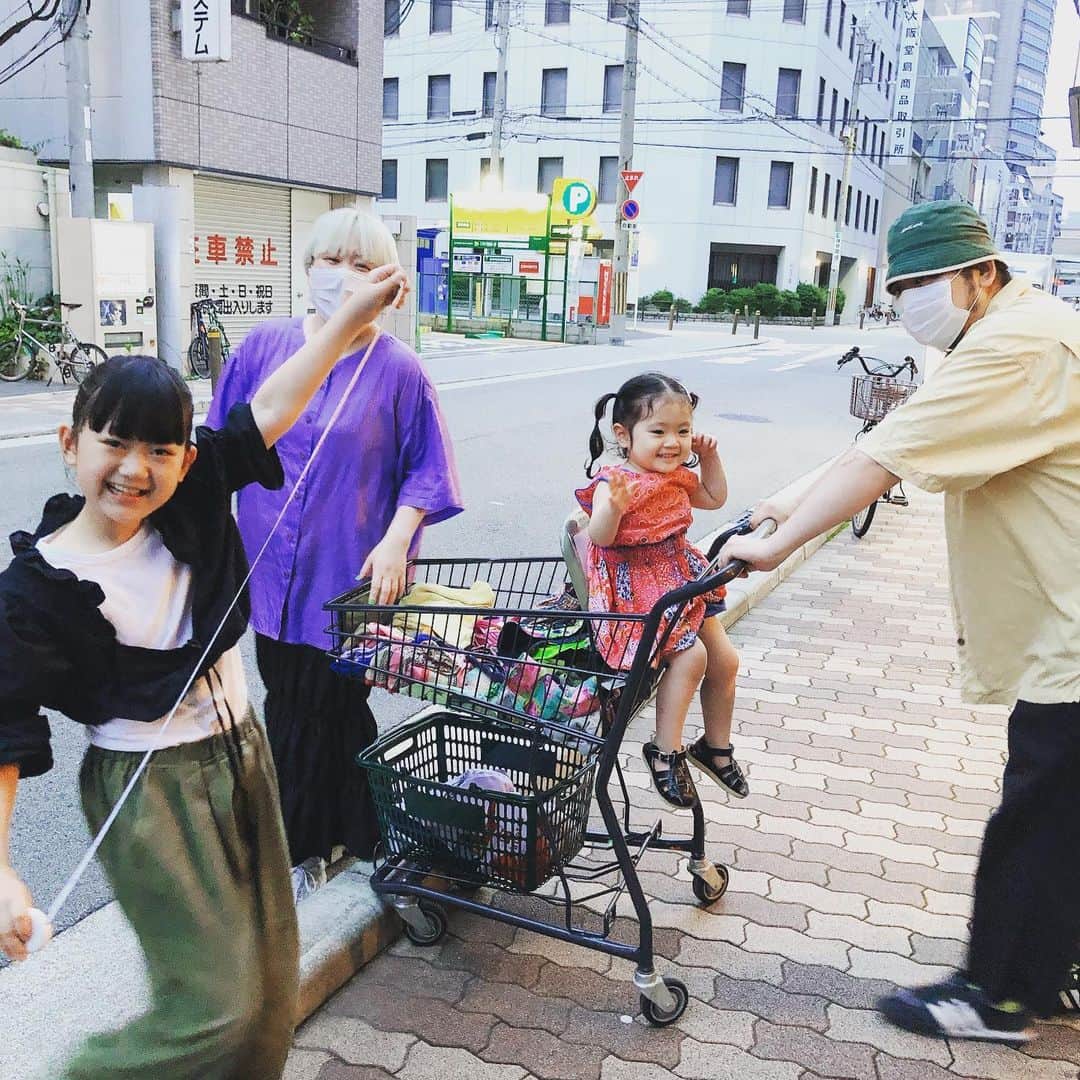 和田美枝のインスタグラム：「かんわいいIRIEファミリー👨‍👩‍👧‍👧♥️  #DELI #SINPOCO さんの個展 #可愛い #ファミリーと #絵に #癒される」