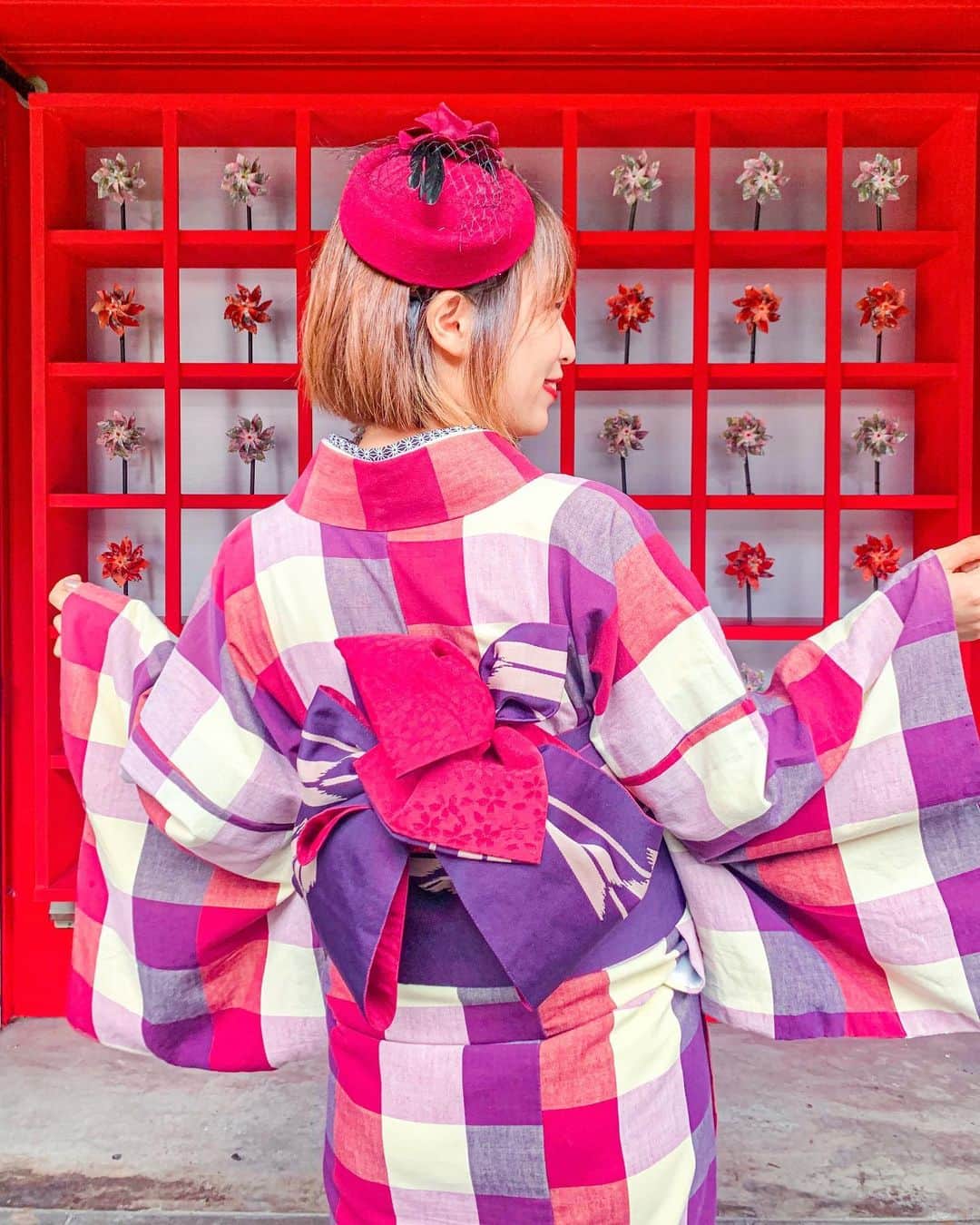 和希詩織さんのインスタグラム写真 - (和希詩織Instagram)「#kimono 👘🎐🍡 . . 浅草にて着物でshooting📸👘🎐 浅草そらつきのカラフルお団子🍡 可愛かった😋 . . . 愛和服( @aiwafuku )さんの着物だよ✨ ヘアアレンジもたくさん選べたり このお帽子もヘア小物つけ放題だったり✌️ サービスが素敵すぎて🤭💕 . . . ちなみにこの着物は 愛和服さんのオリジナルで 伊勢木綿＋色衿なの！ 他にはナイ柄がたくさんあって🤭💕 迷った☺️笑 #大正ロマン ぽくお帽子がお気に入り🙌 . . ちなみに❣️ プリクラも撮れたりするよ💯 最近のプリクラは秒数早すぎて デカ目機能外せなくて笑笑 おもしろ系になったけど 思い出🙆‍♀️❤️ . . . 唯一の私物は 和傘よ⛱笑 . . . . #浅草愛和服 #浅草着物 #浅草 #着物レンタル #着物コーデ #pr #コラボベース#着物コーディネート #着物女子」7月19日 12時55分 - kazukishiori