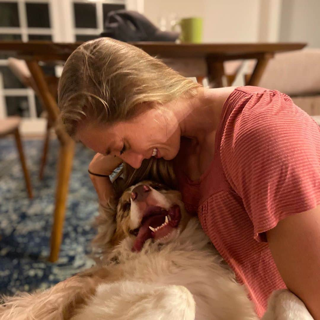 ブリージャ・ラーソンさんのインスタグラム写真 - (ブリージャ・ラーソンInstagram)「This puppy makes me so happy🥰 he’s velcroed to my side and often annoying😂 but his smiles still melt my heart🥰🤷🏼‍♀️」7月19日 12時57分 - breejalarson