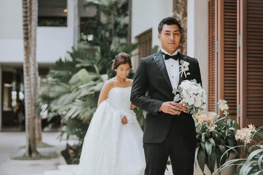 RealWeddingsのインスタグラム：「愛おしくて、温かい時間♡﻿ ﻿ Planning:@realweddings_hawaii﻿ Photo:@visionarijapan﻿  @yumikomcross﻿ Hair&Make Up:@rie_utahm﻿ ﻿ ✴︎✴︎✴︎﻿ ﻿ 【期間限定キャンペーン】﻿ 7月末までに新規ご相談予約をしていただいたお客様対象に、人気の提携ドレスサロン6社から選べるドレス&タキシード最大38万円分のレンタル料をプレゼント！﻿ 詳細はReal Weddingsのホームページ・メール・お電話にてお問い合わせくださいませ。﻿ ﻿ #ハワイ挙式#ハワイウェディング#ハワイ婚#リゾ婚#リゾ婚ハワイ#海外ウェディング#ハワイ結婚式#プレ花嫁#フォトウェディング#海外挙式#花嫁準備#ファーストミート#日本中のプレ花嫁さんと繋がりたい#全国のプレ花嫁さんと繋がりたい#リゾートウェディング#2020秋婚#2020冬婚#2021春婚#結婚式準備﻿ #hawaii#wedding#instawedding#instaphoto#hawaiiwedding#hawaiiweddingplanner#realweddings_hawaii」