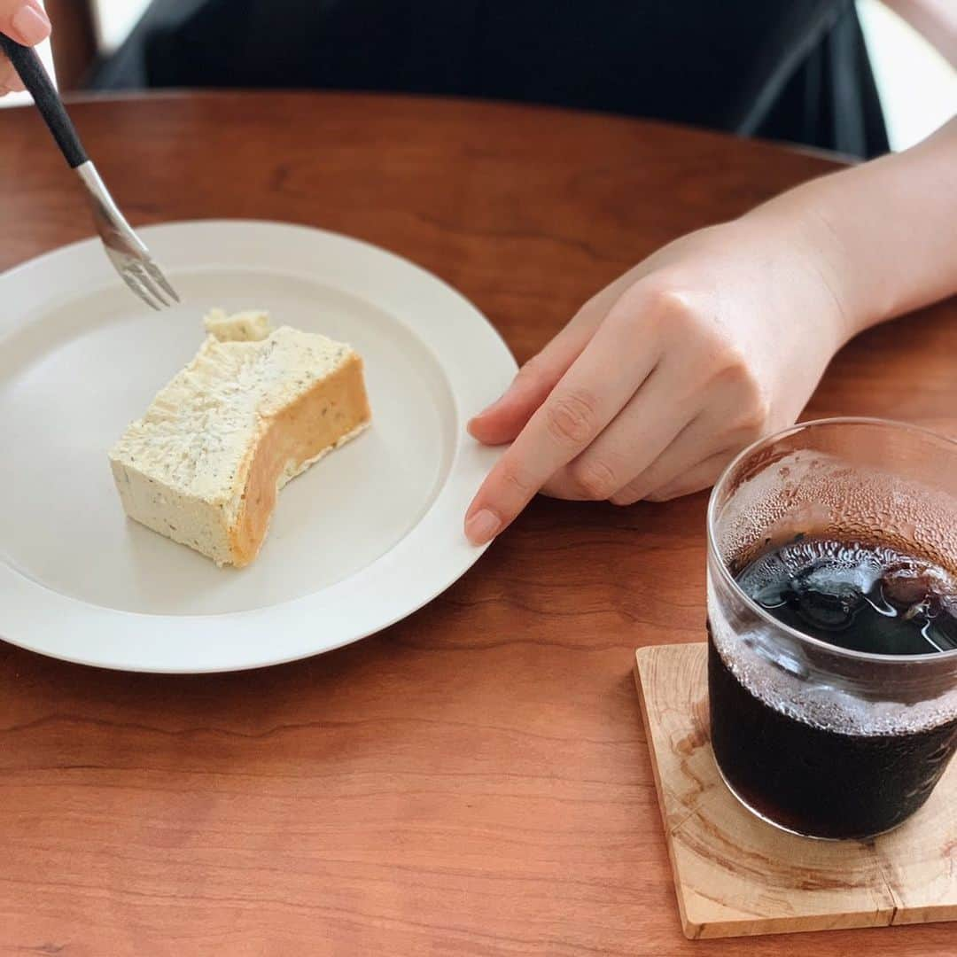 家入レオさんのインスタグラム写真 - (家入レオInstagram)「日曜日はお家でスイーツ🧀  イエイルレオ  @mr.cheesecake.tokyo」7月19日 13時01分 - leoieiri