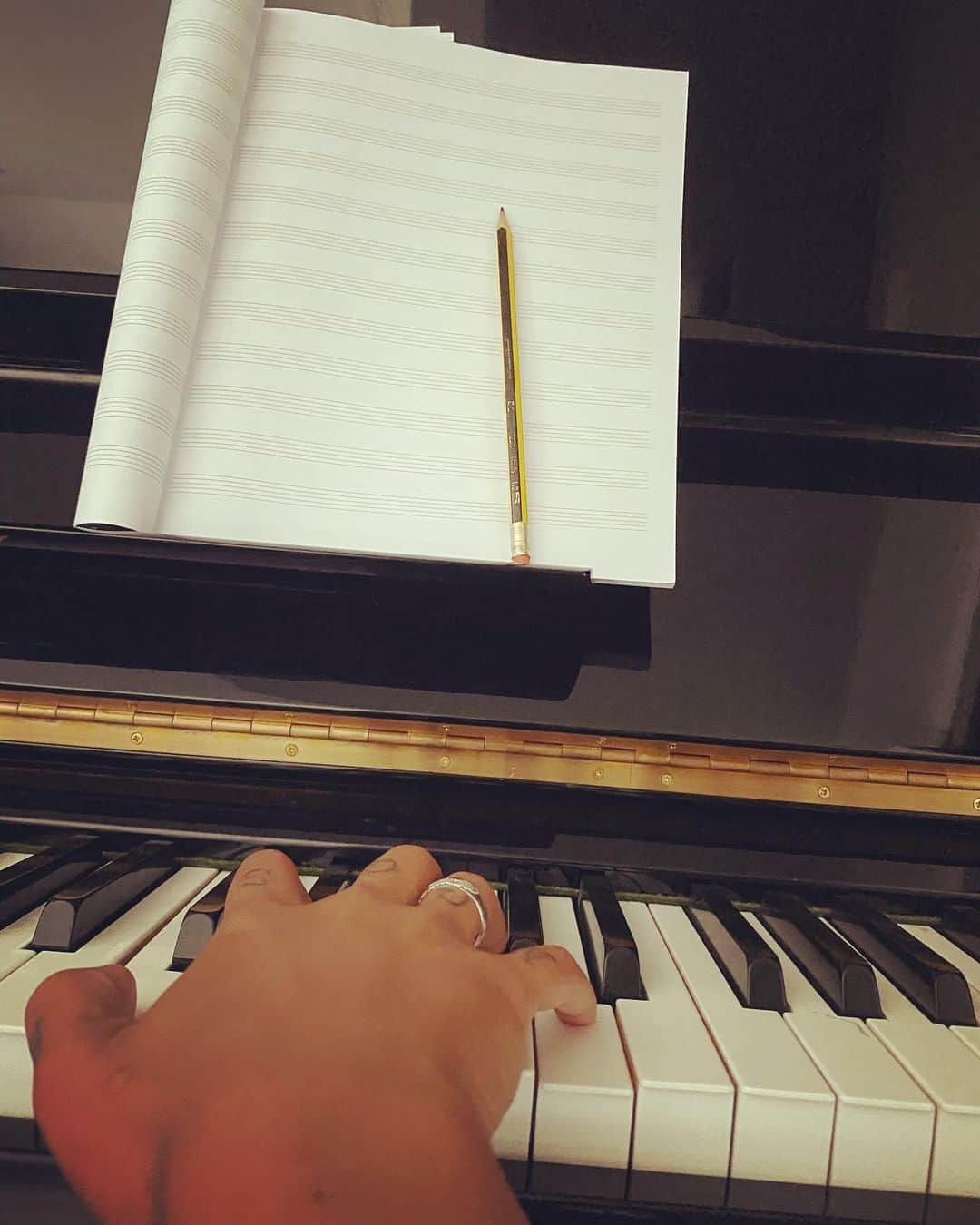 Emeli Sandéのインスタグラム：「New day, New Page! What will your masterpiece sound like, feel like, look like today maestros? 🌅❤️📝✨」