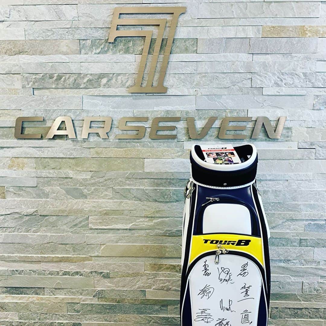 【公式】カーセブン（株式会社カーセブンディベロプメント）のインスタグラム：「残り2日！！  昨年行われた「第2回プロアマトーナメント」において、出場されたトッププロ選手(男子)のサイン入りゴルフバッグを抽選で１名様にプレゼント！！！🌟  申し込みはプロフィールのURLからお願い致します！  #カーセブン #ゴルフ #ゴルフバッグ #プロゴルファー #プロアマトーナメント #ゴルフ好きな人と繋がりたい #ゴルフ女子 #ゴルフ男子」