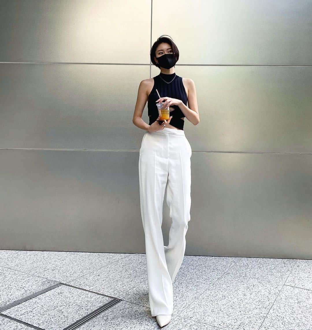 浅野琳のインスタグラム：「... 皆さん、元気にお過ごしでしょうか 今日はお着物じゃなくて私服です 順調に髪の毛も伸びてきました  #浅野琳 #私服 #着物 #きもの #kimono #和装 #侘び寂び #わびさび #japan #浮世絵 #ukiyoe #和彫 #三島由紀夫 #model #モノクロ」