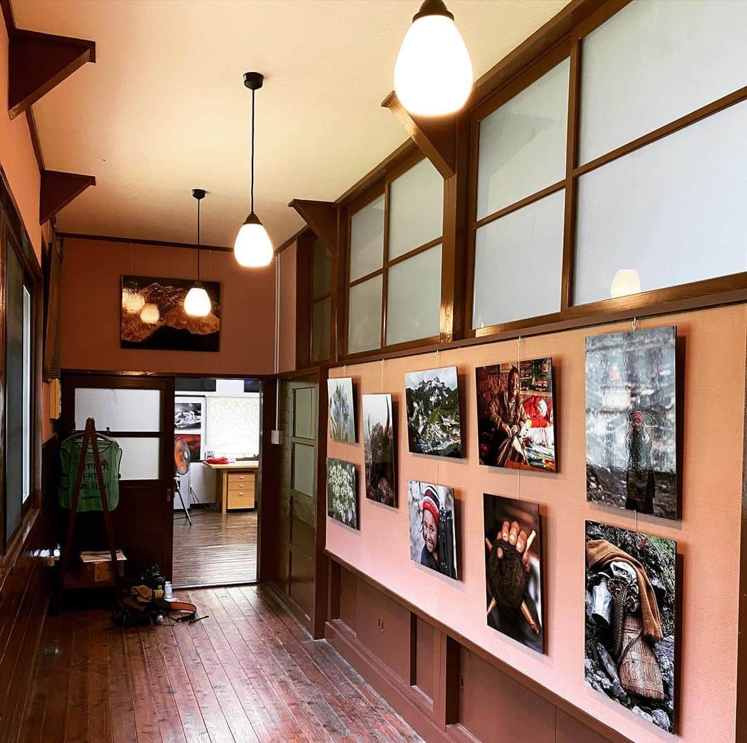 野口健さんのインスタグラム写真 - (野口健Instagram)「久しぶりに事務所へ。しかも2日連続で。僕の事務所は3年前までずっと都内にありましたが、今は山梨県の河口湖町。西湖の近くで環境はいい。明治時代に建てられた木造校舎をリフォームしそこに入っています。窓からは天気がいいと富士山がとても美しい。部屋の中は美しい写真パネルがズラリ！まるで有名な写真家先生の写真展会場のような雰囲気（自分で言うな！）。冷蔵庫には様々な日本酒がズラリ！！！  山梨に事務所を移そうとした時には事務所内では大ブーイング。世田谷〜永田町〜新宿と事務所も3回場所を移転。そして山梨へ。スタッフからは仕事の依頼が減るのではないかと。打ち合わせの度に東京に出るのか？などと不安の声。　「テレビ会議すればいいのでは」と提案しても今一つピンときていないようで。そもそも打ち合わせのための打ち合わせが多すぎる。会議のための会議が多いように。打ち合わせを半分に減らせないものかと。やる時には30分間というルールを作った上でやった方がいい。  故に雑談が減る又は効率的なテレビ会議を推奨していていましたが、あまりピン！ときている感じではなかったですが、しかし！ 今ではほぼ全てがzoomなどでのオンラインによる打ち合わせ。取材までオンライン。この事態は想定外といえば想定外。また、全てがオンラインがいいと思っているわけではないですが、しかし、機能しているということ。打ち合わせの為にわざわざ、東京に行ったり、きて頂く必要もない。東京にいないと仕事が出来ない、または、減るという感覚からだいぶ変わって来たように感じる。  環境のいいところで、新鮮な空気を吸いながら、働くのも一つの選択肢。そして東京は家賃が高い！特に事務所物件となると高い。もりの学校はリフォームにそこそこかかりましたが、東京時代の1ヶ月分の家賃で、もりの学校事務所は丸1年間借りてもお釣りが出る。そして体育館付き！仮に都内（23区）で体育館付きの事務所を借りたら大変な事になる。まあ、そもそも体育館付きの事務所物件はなかったな〜。そして駐車場はタダ。何台止めてもタダ。まあ、ランニングコストは絶対的に抑えられますよね。それにしても都内の中心部は駐車場が高いですよね。僕の学生時代のアパートよりも車一台分の駐車料金の方が高いんだから…。  まあ、ただ、良いことばかりではなく、冬はちゃんと寒いんですけれどね〜😜  #野口健#もりの学校」8月17日 16時12分 - noguchiken8848