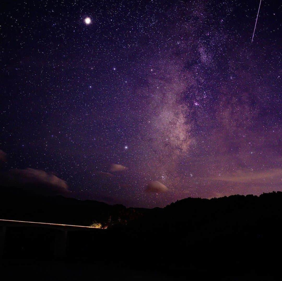 西条市さんのインスタグラム写真 - (西条市Instagram)「【LOVESAIJOじかん】  流星群の夜。  流れ星見えた人🙋‍♀️！  Repost @purpleatsu ・・・ ✼ ✼ レーザービームとの競演 ✼ 肉眼でもわかる天の川に流星が⭐️ ✼ でもレーザービームに目がいってしまい、右上の流星が霞んじゃう。。実際に見た時は、明るい流星〜⭐️って思ったんだけどなぁ。。ちょっとしか画角に入ってなかった。。  #ペルセウス座流星群 #星空撮影  #流星  #lovesaijo  #ig_japan  #カメラ女子 #写真が好きな人と繋がりたい  #カメラが好きな人と繋がりたい  #ファインダー越しの私の世界  #art_of_japan_ #tokyocameraclub  #colorsjp  #photo_life_best  #igersjp  #α7iii  #lovers_nippon  #japan_night_view  #wu_japan  #love_bestjapan #星景写真 #skyshotarchive  #star_hunter_jp #s_shot #宙ガール #星景写真」8月17日 16時23分 - lovesaijo