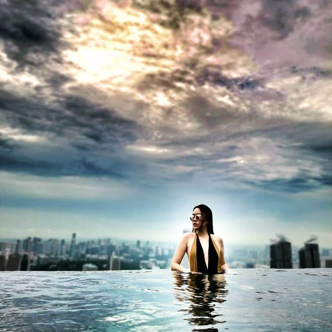 Nicole Chenのインスタグラム：「The only holiday we can have in our own country. The mood of deep depression #singapore #lifestyle #marinabaysandshotel #marinabaysingapore #marinabaysands」