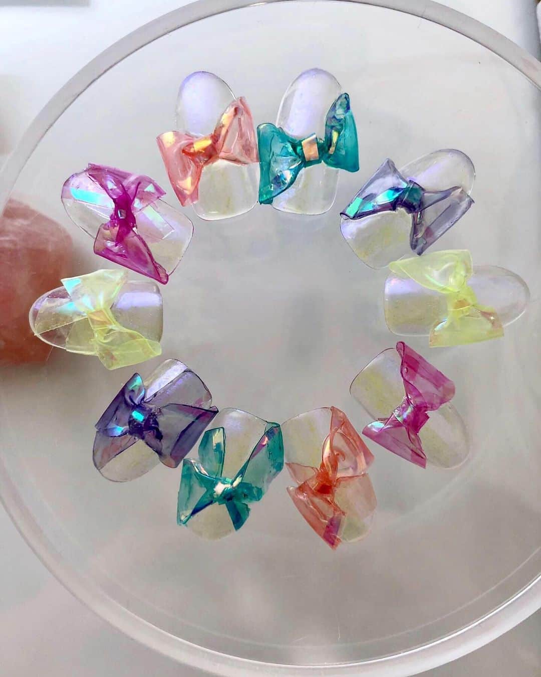 Mayu Ogawaさんのインスタグラム写真 - (Mayu OgawaInstagram)「PVC ribbon【vinyl】🎀﻿ 本日公開です！﻿ ﻿ 大人気なPVCシリーズ♪﻿ 昨年につづき2020はクリアビニール素材です！﻿ ﻿ 絶対可愛いくてマストcheck です😉❣️﻿ ﻿ 最後は4週でお戻りのリボンのコンディション。﻿ ✅ ネイル施術でなによりも大切なのは「持たせ術」👈﻿ 私のレッスンでは持ちを作るポイントや注意すべき点をしっかりと説明しています^^﻿ ﻿ ♪8/17 21:00 配信スタート♪﻿ ﻿ 🌟MIROOM : 高画質動画レッスンサイト﻿ ■月額 ¥1,980﻿ *サイト内全てのカテゴリー、クリエイターの動画が再生可能です。﻿ ⭐︎ mda動画も全て視聴できます！﻿ ﻿ ■リピート再生で確実にスキルアップ！﻿ ﻿ ■単品購入も合わせて可能﻿ *月額解除後もログインでその先もずっと観れる単品購入も可能﻿ ﻿ ■使用商材は購入サイトに直リンクありなので﻿ 簡単に便利に材料も調達できちゃいます！﻿ *動画再生ボタンのすぐ下のボタンより☆﻿ ﻿ アクセスしてね♪﻿ ﻿ #miroom #ミルーム ﻿ #リボンネイル #pvc #pvcネイル﻿ #オーロラネイル #クリアネイル #ビニール﻿ #オンラインレッスン #動画レッスン #習い事 #お家時間 ﻿ #ネイルレッスン #ネイルセミナー﻿ #ジェルネイル #ジェルネイデザイン #ネイルアート ﻿ #mdanail #mdamayu﻿ #銀座ネイルサロン﻿ #東京ネイルサロン﻿ #みてねこ #みてにゃ #にゃーねこ #ねこがすき﻿」8月17日 16時40分 - m_d_a