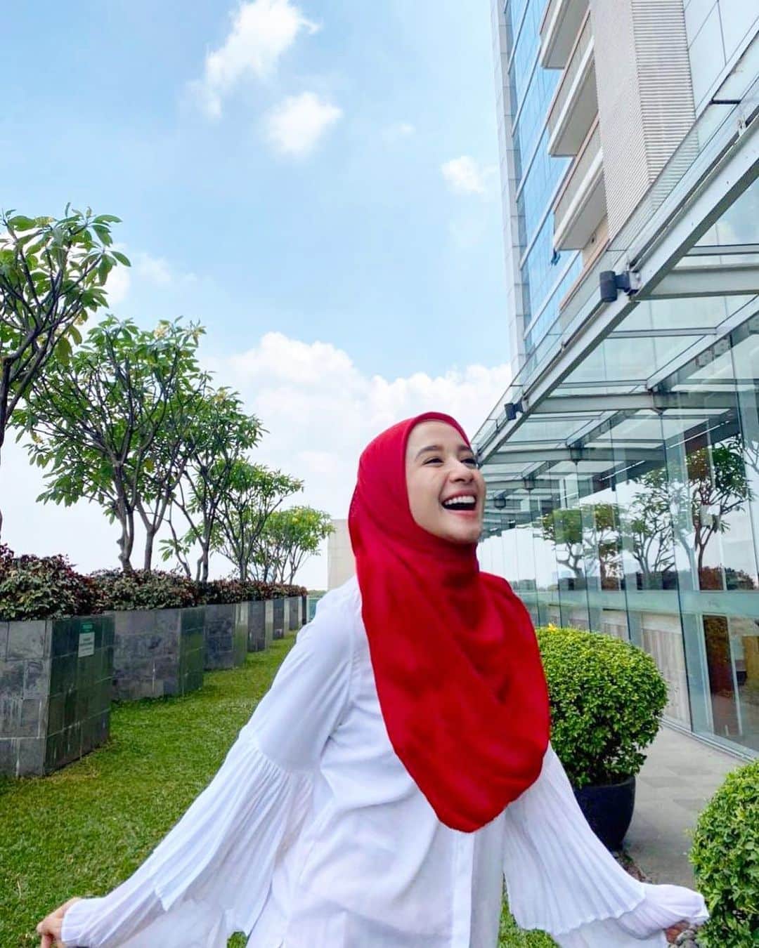 ラウディアシンシアベラのインスタグラム：「Bismilah.. Dalam rangka mendukung upaya pemerintah untuk menyemarakkan perayaan #HUTRI75 secara online, Instagram meluncurkan kampanye sosial *#MerahPutihChallenge*.  Melalui gerakan yang ingin diciptakan melalui kampanye sosial ini, Instagram ingin mengajak kamu dan seluruh pengguna Instagram untuk turut mengambil bagian dalam perayaan #HUTRI75. Nuansa merah dan putih dalam kampanye ini melambangkan semangat kemerdekaan Indonesia dalam menyemarakkan perayaan #HUTRI75 secara sederhana dengan penuh kreativitas dan keceriaan.  . #merahputihchallenge  - Posting foto diri kamu sambil menggunakan pakaian bernuansa merah dan putih di Feed. Konten Feed dilengkapi dengan caption berisi harapanmu untuk bangsa Indonesia. - Repost postingan Feed kamu ke Stories dan tambahkan stiker #MerahPutihChallenge yang ada di dalam stiker Challenge yang ada di Stories dan mention setidaknya 3 temanmu untuk melakukan tantangan tersebut ❤️🤍 #indonesia75tahun🇲🇨」
