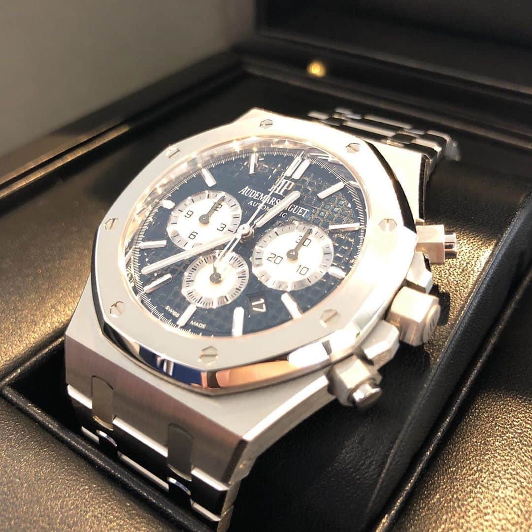 寺口泰海のインスタグラム：「久しぶりに自分へのプレゼント🎁  #watch  #audemarspiguet  #audemarspiguetroyaloak  #audemarspiguetwatch  #時計 #オーデマピゲロイヤルオークオフショア」
