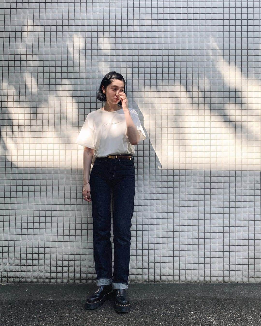 のインスタグラム：「🌞 agnes b.のデニム、どんどん自分の形にフィットしてきた。嬉しい🌻 GAINSBOURG T @leno_brand . bottoms @agnesb_officiel . belt @mamekurogouchi . shoes @drmartens_japan . #おみゆ箪笥」