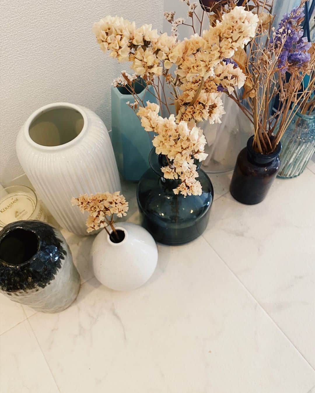のインスタグラム：「・ 新しいお花買いに行こう💐 ・ #この黄色い花ね生花で買ったつもりなんやけどずっと枯れなくて #ついに水につけるのやめたら #何ら変わりない #すでにドライなフラワーだったのかしら #君の名は  #いや絶対生花だったはず #でもずっとドライ感は感じてた #至急花詳人求」