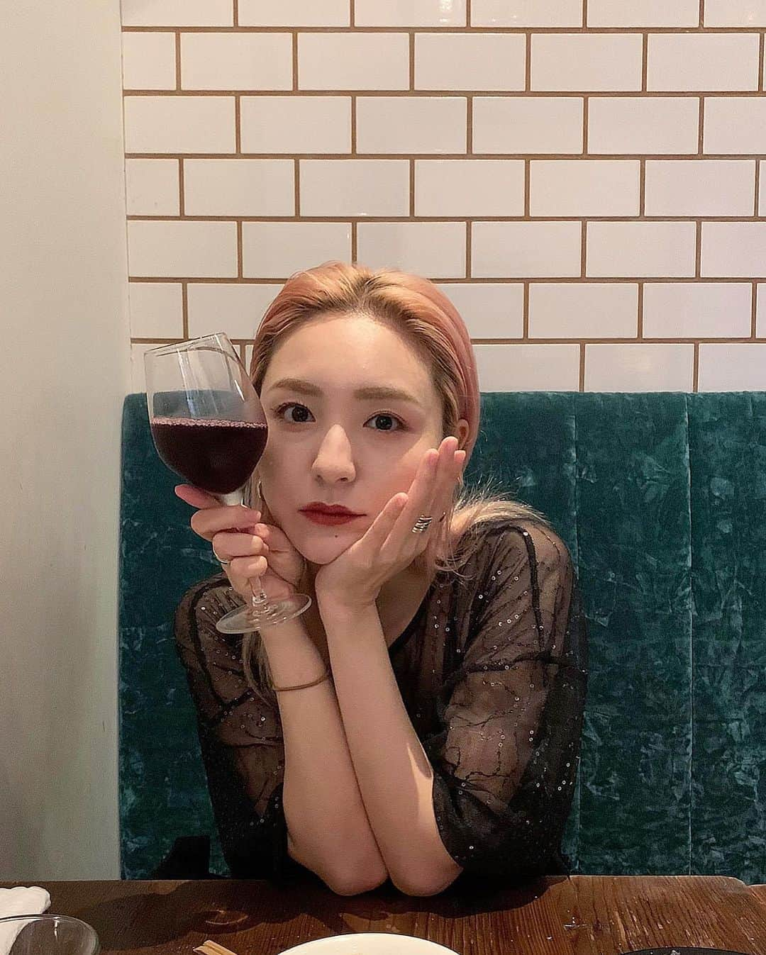 前山奈津巴さんのインスタグラム写真 - (前山奈津巴Instagram)「. . お酒を飲まなくなったので、ワインみたいな葡萄ジュースをワインみたいに持ちました🍇たまーに塗る赤リップはテンションあがるねぇ。秋が近いねぇ。 . キメて、ちょっと驚いて、笑い転げた、3枚デス☺️ . #時間差投稿 #赤リップ #赤リップメイク #ブラックコーデ」8月17日 16時47分 - natsuha_maeyama