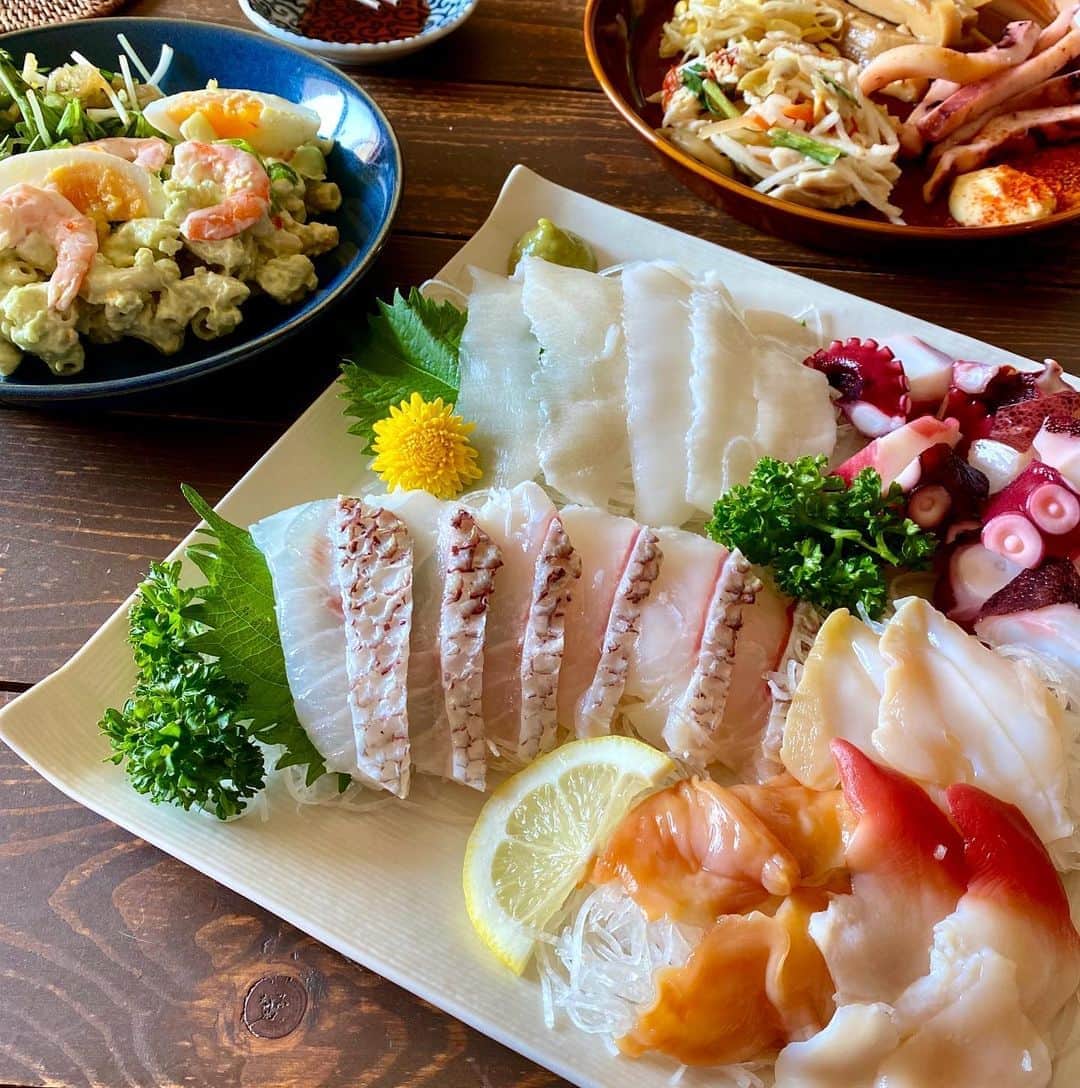 小鳥遊しほのインスタグラム：「スーパーのお刺身やお惣菜はお皿に盛り直すだけで値段2倍くらいに見えるよね🦑愛しのあやと小夏が猫たちに会いに来てくれたからプチホムパしたよ🐈👶♡  あやは2017年に青森まで撮影旅行に行った時から仲良ぴ🍺🍖今思えば奇跡のキャスティングだったなー 青森市のパンフレットのモデルやったのよ🍎🍎🍎  そんなあやの愛娘の小夏があまりに天使すぎてもうほんと食べちゃいたい(ダメ)。  小夏👶アカウントもあって、めちゃくちゃ素敵なベビアカなのでおすすめ▶︎▶︎ @konatsumaru_0518   うどんとおそば🐈も毎日せっせとアップしてるので見ておくれ▶︎▶︎ @oudon_and_osoba   最近はデザインの仕事が多め。ひさしぶりに文章を書く仕事もしたいなぁ。グルメや旅行の記事執筆、またやりたい。  あ、もうすぐレシピ本発売されるよ！📖👨‍🍳🍳 8/26だよ！！！！なんだか実感が湧かない。笑  イベントはまだできないかもだけど本は腐らないからいつまでも宣伝するし来年にでも料理イベントとかしたいねぇ。  さて、今夜は何を食べようか。  #ホームパーティー #ホムパ #赤ちゃんと猫 #うどんとおそば #小鳥飯」