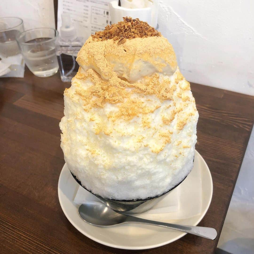 瀧田彩のインスタグラム：「毎日暑すぎて🥵ずっと「美味しいカキ氷食べたーい！」と思ってたのですが、沿線に人気のところがあると聞いて行ってきました！！﻿ ﻿ 私は『鳥居醤油&クリームチーズのかき氷』🧀﻿ みたらしみたいに甘じょっぱくて美味しかった☺️💛﻿ ﻿ 2枚目の『ぶどうミルク』も美味しそうでした🍇﻿ ﻿ 結構頻繁に味が変わるみたいなのでまた行きたいです😊🍧﻿ ﻿ ﻿ #niceandwarm #かき氷 #빙수」