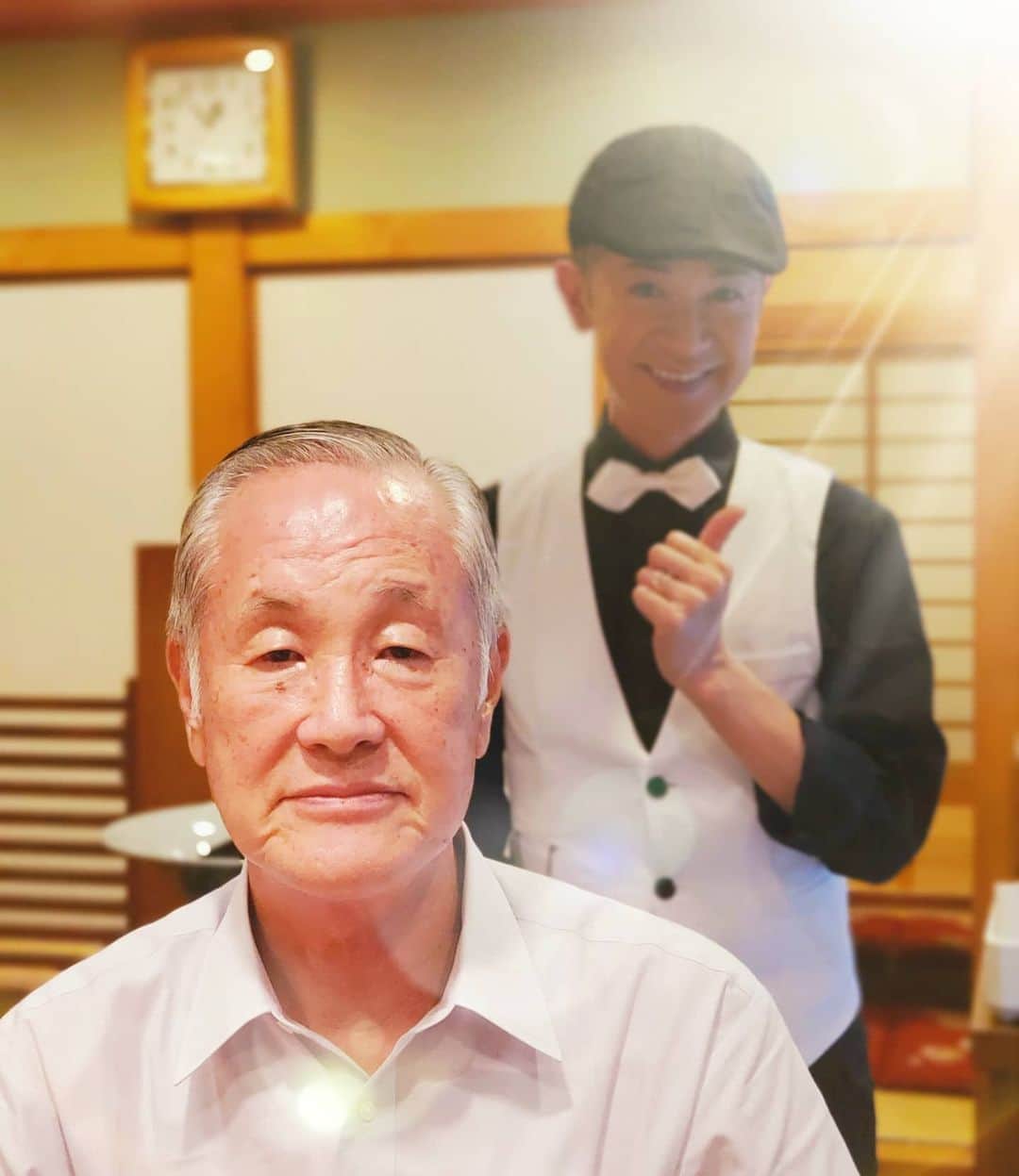 のインスタグラム：「同じ東京都内に暮らしながらも。 半年は会う事を控えていた、父と#ランチデート よ。  『ウイルスを正しく恐れているから、会いましょう』  新橋にて早々に解散したのですが。 初めて別れ際に、ハグ&チューをしませんでした。  画像２。 椅子にお座りの寸前で「待てっ！」の図。  ちなみに最近、パンツ(ズボン)を、チョキチョキと。 ５分丈、７分丈、８分丈にスソアゲしたりしています。 ２年ははいたパンツが対象で、８本は切っちゃいました。  すると、戦力外だったパンツが、一軍に！  #山咲トオル #toruyamazaki　 #お裁縫 をいそいそと。 #中沢乳業  携帯電話を機種変しました(カメラの性能が上がっています)」
