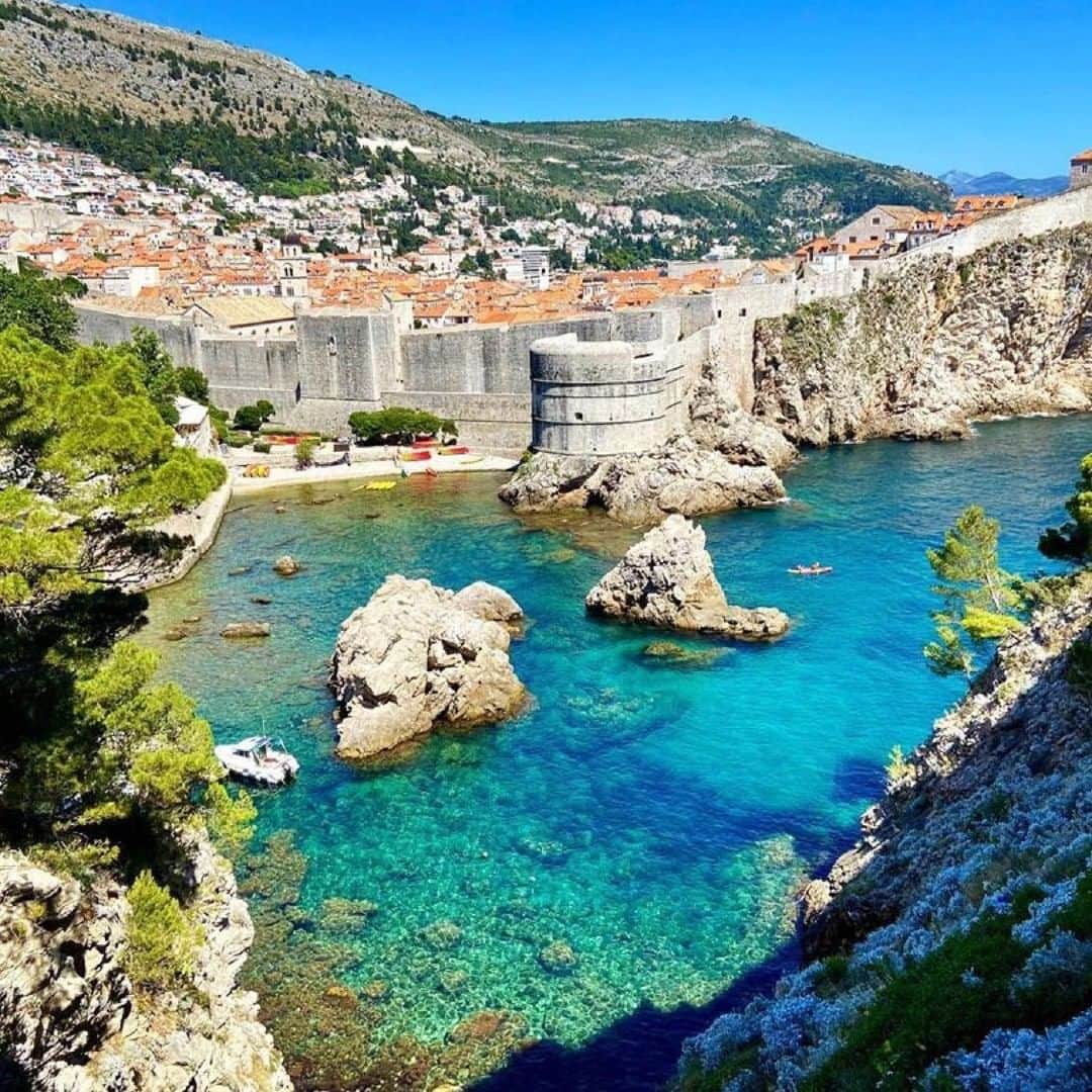エールフランスのインスタグラム：「Les remparts de Dubrovnik, comme une carte postale de vacances.  The city walls of Dubrovnik, like a holiday postcard ✉️ News from: @ericmechali 📸  #AirFrance #EnvieDailleurs #wanderlust #travel #views #Dubrovnik #wallsofdubrovnik」
