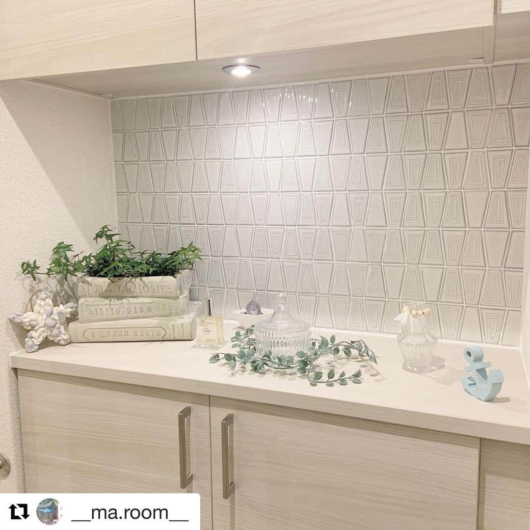 ［賃貸住宅シャーメゾン］のインスタグラム：「@__ma.room__ さんのシャーメゾンのお部屋は、お母様からプレゼントされたという観葉植物が玄関でお出迎えしてくれます🍀 . グリーンの飾り方にもバリエーションがありますが、こちらはなんとBOOK型の鉢カバー💡タイルや玄関収納に合わせた爽やかなインテリアです✨今は夏らしく海をモチーフにした小物もプラス🐚☀️こんな素敵な玄関なら、気持ちよく1日がスタートできそうですね💕 . #repost #実例 #シャーメゾン #シャーメゾンのお部屋 #積水ハウス #インテリア #スタイリング #シンプル #ラグジュアリー #ナチュラルインテリア #ホワイトインテリア #玄関 #観葉植物 #styling #simple #relax #luxuary #interiordesign #livingroom #homedecor #livestagrammer #roomclip #instahome #whiteinterior #entrancedecor #green #plants」