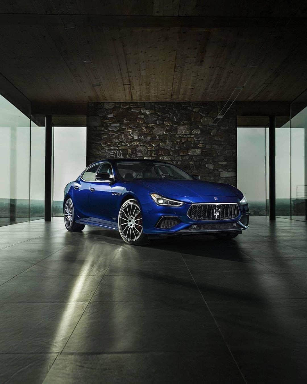 Maserati Japan | マセラティ ジャパンのインスタグラム：「ギブリのスポーティなシルエット。緻密なデザインと、イタリアのクラフトマンシップ、そしてマセラティの伝統が見え隠れします。  #Maserati #マセラティ  #MaseratiJapan #マセラティジャパン #Ghibli #ギブリ」